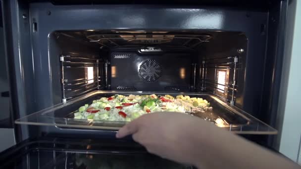 Zkuste nějaké šťavnaté jídlo pečení  - Záběry, video