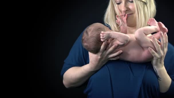 Moeder houdt baby vast - Video