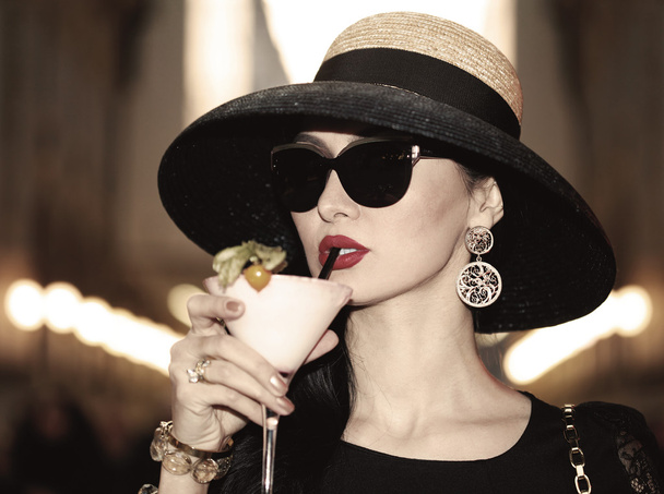 Beautiful woman vintage portrait drinking aperitif - Foto, afbeelding