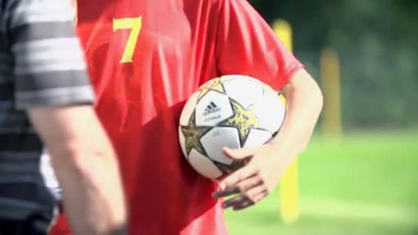 Genç kupa ve futbol topu ve gösterme baba ile - Video, Çekim