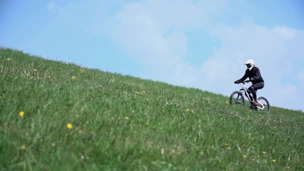 kobieta jazda na rowerze - Materiał filmowy, wideo