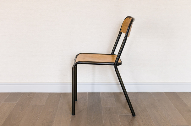 chaise en bois avec structure en acier
  - Photo, image