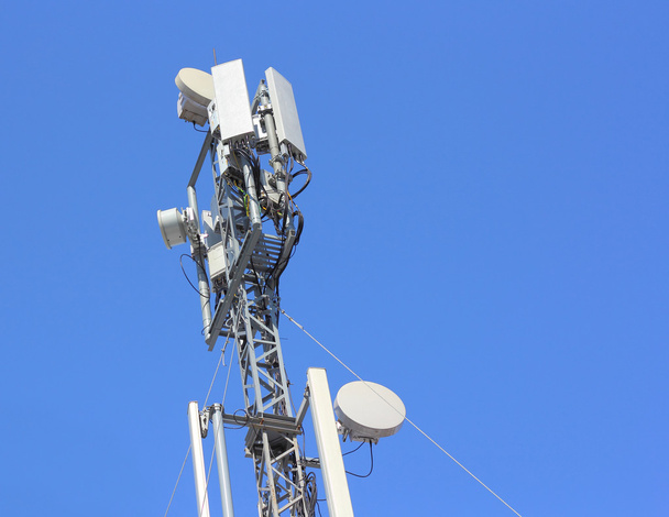 cellulaire antenne tegen blauwe hemel - Foto, afbeelding