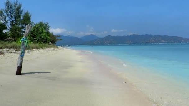 praia com mar azul-turquesa e areia branca
 - Filmagem, Vídeo