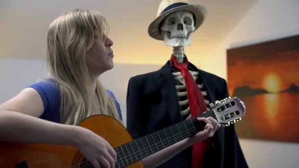 kobieta grająca na gitarze akustycznej - Materiał filmowy, wideo