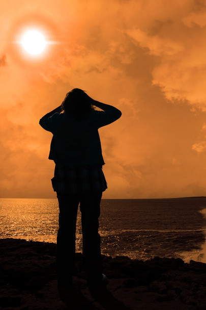 sylwetka kobietą samotny smutny na krawędzi klifu - Zdjęcie, obraz