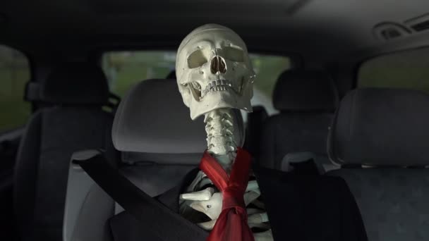 homme d'affaires squelette conduite en voiture
 - Séquence, vidéo