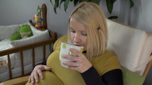 mujer embarazada bebiendo té - Metraje, vídeo