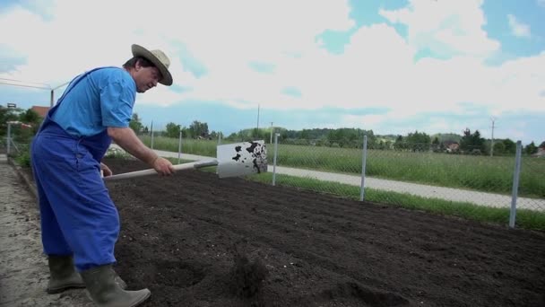 Gärtner dreht den Boden um - Filmmaterial, Video