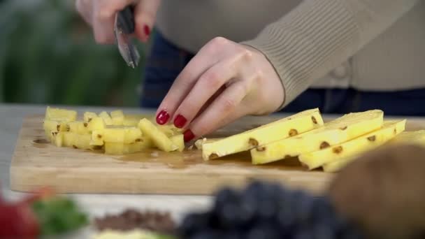 vrouw snijden ananas - Video