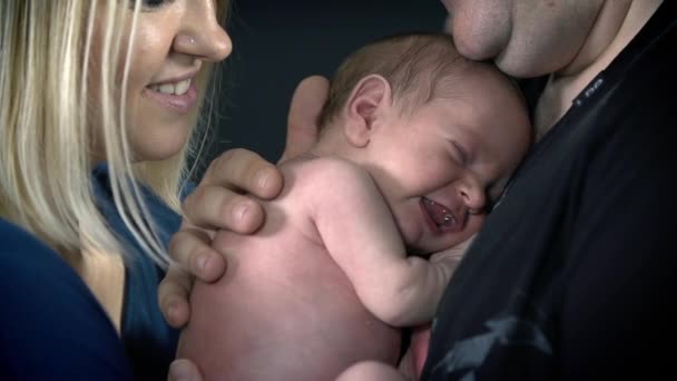 Μητέρα και ο πατέρας, κρατώντας το μωρό - Πλάνα, βίντεο