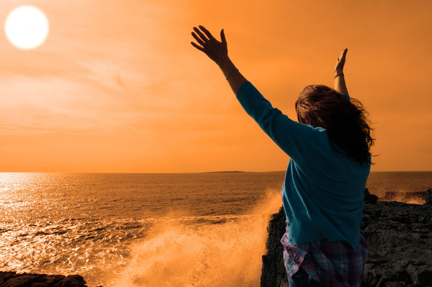 Silhueta de mulher solitária enfrentando uma poderosa onda gigante no sunshi
 - Foto, Imagem