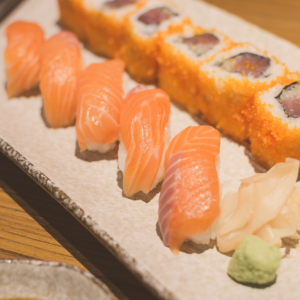 rollos de sushi de salmón
 - Foto, Imagen