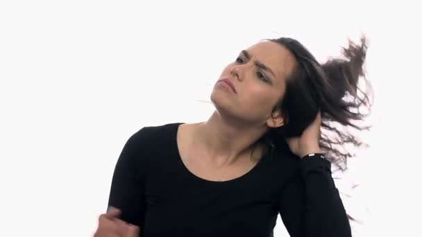 feminino tentando maciez de seu cabelo
 - Filmagem, Vídeo