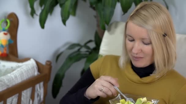 Pregnant woman eating - Materiał filmowy, wideo