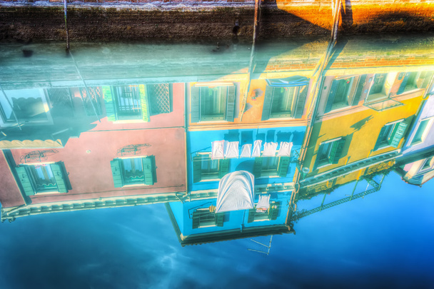 ブラーノ島で水に映るカラフルな建物 - 写真・画像