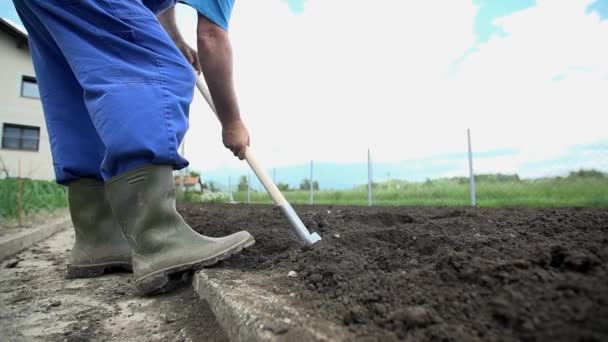 Landwirt übergibt den Boden - Filmmaterial, Video