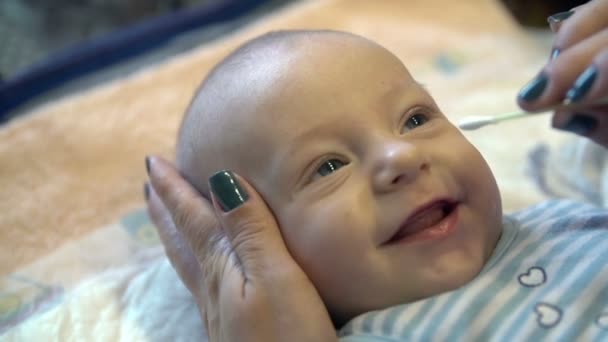 Anya baba zsúfolt orr takarítás - Felvétel, videó