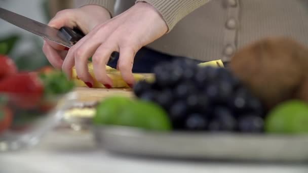 vrouw Slicing ananas - Video