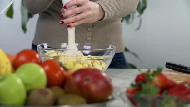 nainen alkaa sekoittaa sekoitettu hedelmät
 - Materiaali, video