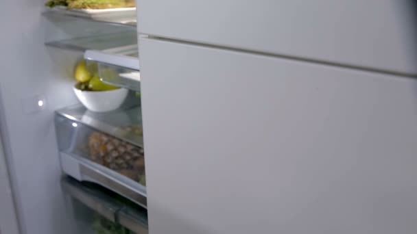 Nemen van kaas uit de koelkast - Video