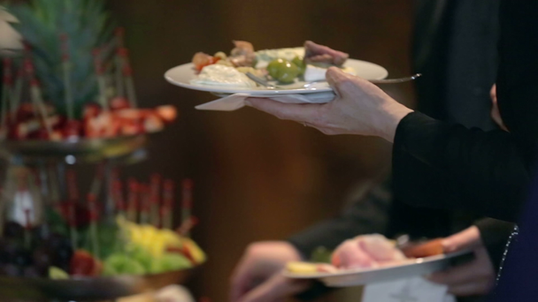 Mann legte Essen aus Catering auf einen Teller - Filmmaterial, Video