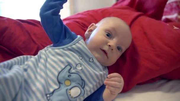 baba szóló piros paplan, és integetett - Felvétel, videó