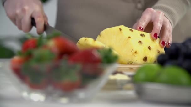 Hände mit Messer in Scheiben schneiden Saft Ananas - Filmmaterial, Video
