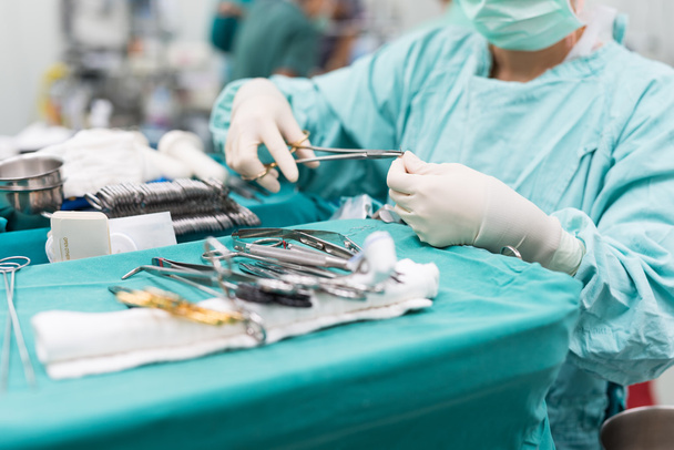 gommage infirmière préparation des instruments médicaux pour l'opération - Photo, image