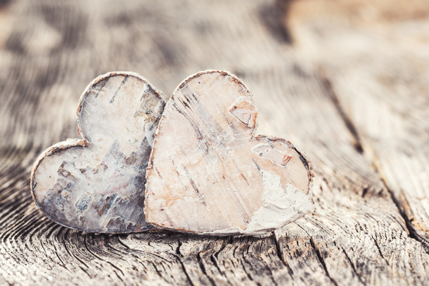 День Святого Валентина фону. Два серця з дерев'яними тлі. Вибірковий фокус - Фото, зображення