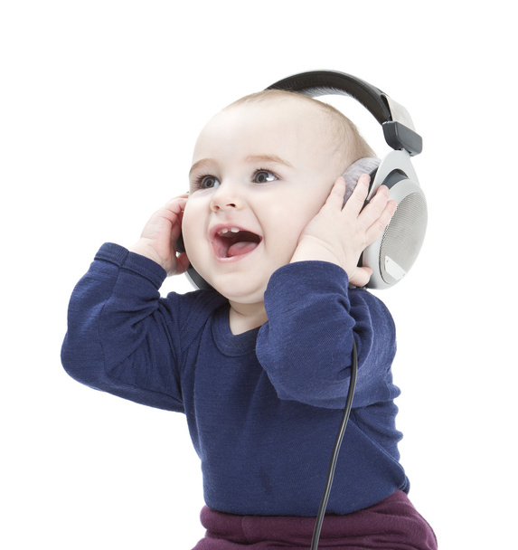 Маленький ребенок с наушниками, слушающий музыку
 - Фото, изображение
