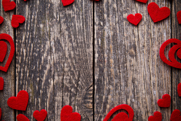 коричневый деревянный фон с красными сердцами
. - Фото, изображение