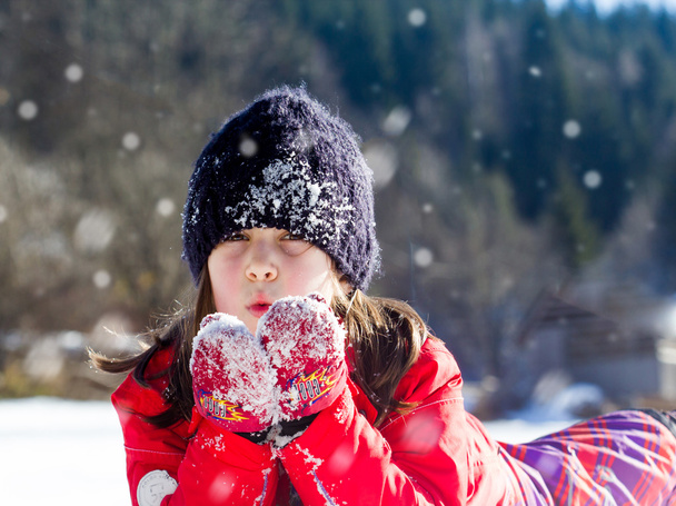 Karda mutlu küçük bir kız. Güzel kış zamanı. - Fotoğraf, Görsel