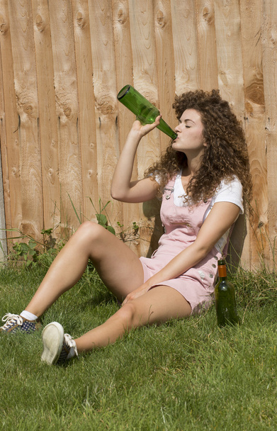 Teenager s nápojem problém pití z láhve sklo - Fotografie, Obrázek
