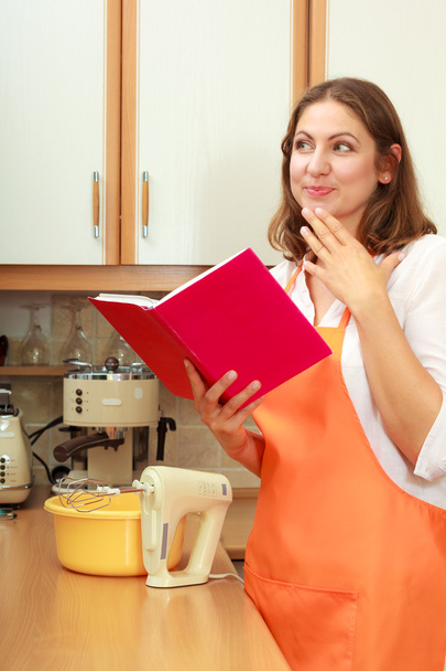 Housewife with cookbook in kitchen. - Fotoğraf, Görsel