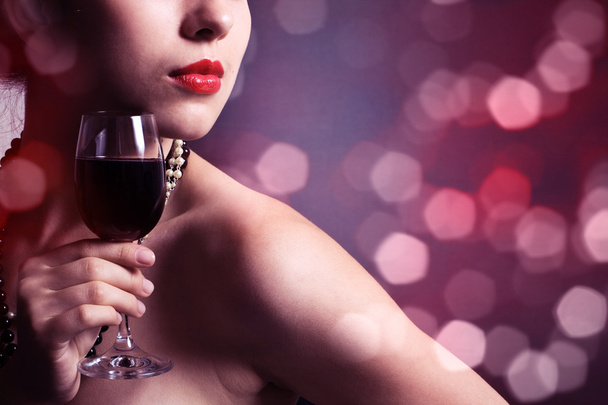 красивая женщина с бокалом красного вина - Фото, изображение