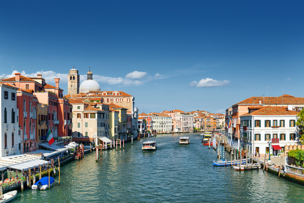 Vaporetti lungo il Canal Grande a Venezia
 - Foto, immagini
