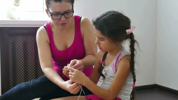Frau und ein Teenie-Mädchen stricken Handarbeiten - Filmmaterial, Video