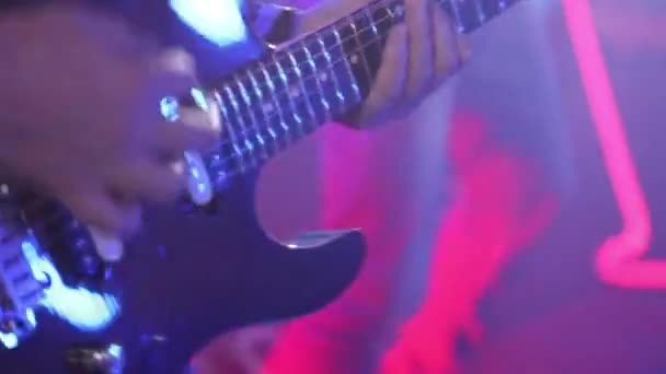 Spielen auf der Gitarre - Filmmaterial, Video