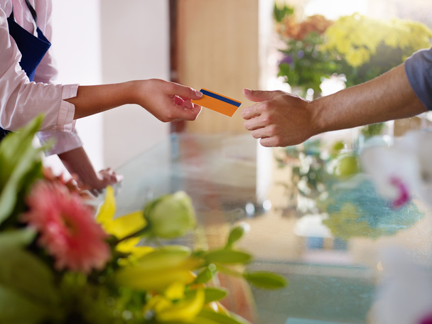 Клиент с кредитной картой в магазине цветов
 - Фото, изображение