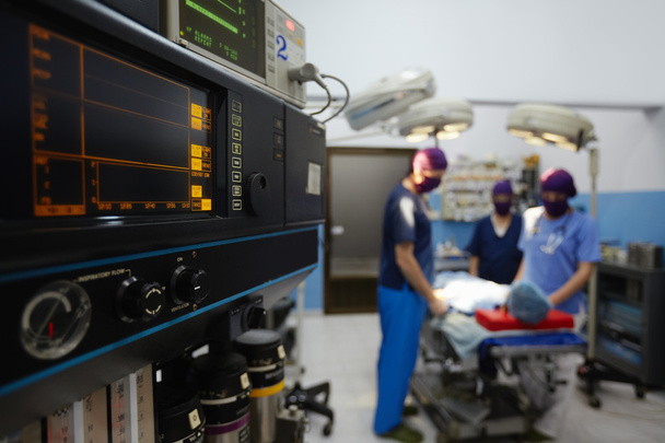 operační místnost v klinice lékařský personál během operace - Fotografie, Obrázek