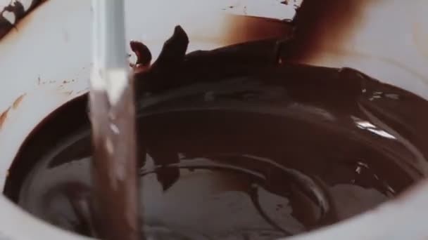 Egy műanyag tálba, hogy olvad csokoládé - Felvétel, videó