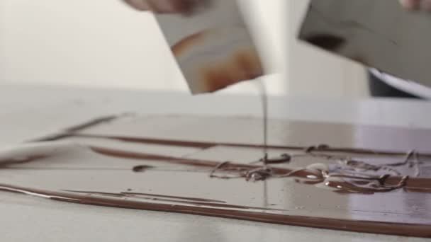 stopiony czekolada przepływu - Materiał filmowy, wideo