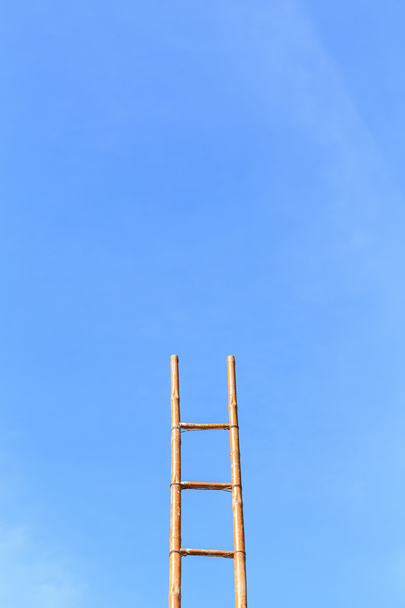 Longue échelle en bambou et ciel bleu
  - Photo, image