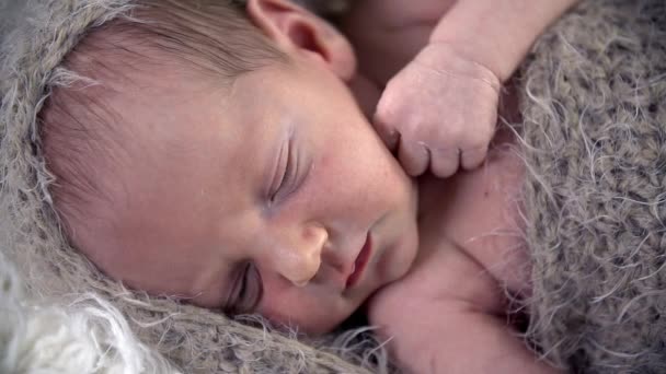Baby is bedekt met doek - Video