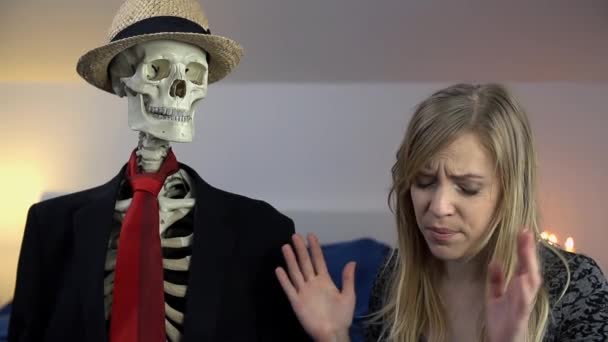 mujer tiene miedo de esqueleto
 - Metraje, vídeo
