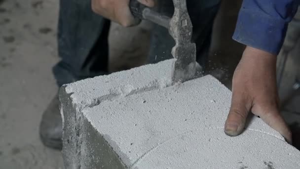 Lavoratore sta colpendo mattone solido con martello
 - Filmati, video