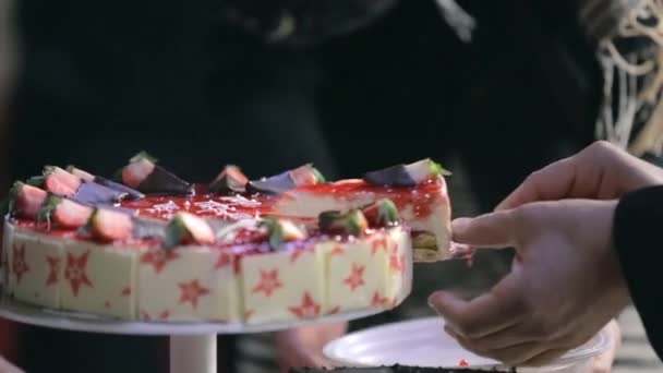 Πρόσωπο δίνει ένα κομμάτι του κέικ σε ένα πιάτο - Πλάνα, βίντεο
