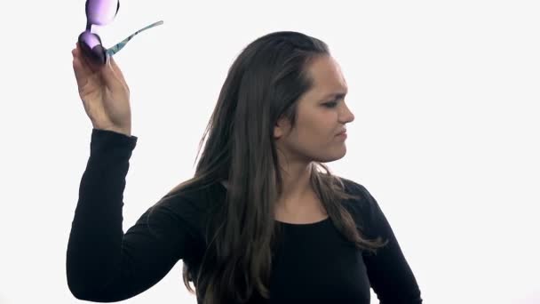 Nuori nainen laittaa kätensä otsaan
 - Materiaali, video