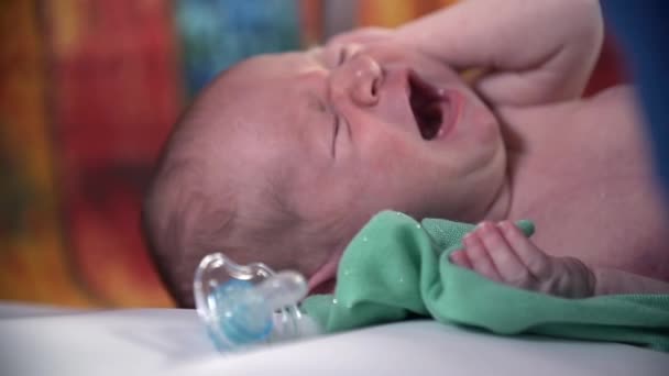 pequeño bebé llorando - Imágenes, Vídeo